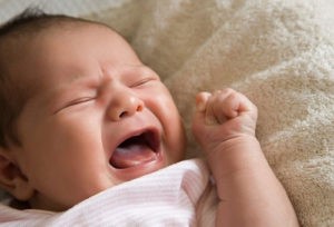 Почему новорожденный плачет перед мочеиспусканием?
