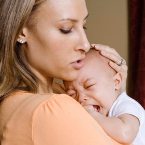 Почему новорожденный плачет перед мочеиспусканием?