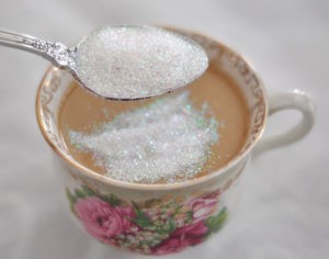 Сколько калорий в сахаре: калорийность чая и кофе с сахаром