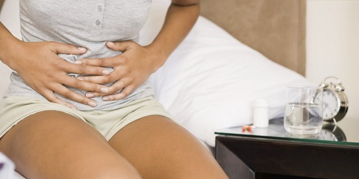 О чем говорит опоясывающая боль в области желудка и спины?