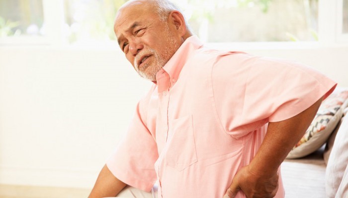 Из-за чего появляется опоясывающая боль в области желудка и спины?