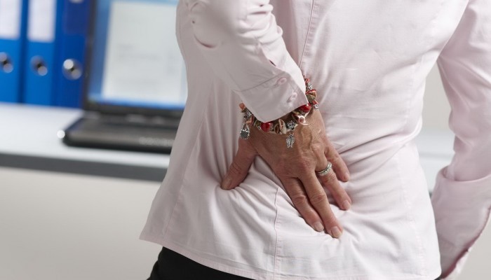 Из-за чего появляется опоясывающая боль в области желудка и спины?