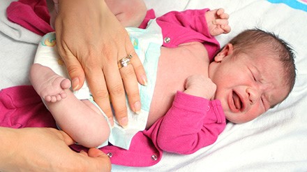 Причины и лечение поноса у новорожденного