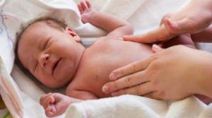 О причинах запоров и лечении грудничка при грудном вскармливании: помощь новорожденному