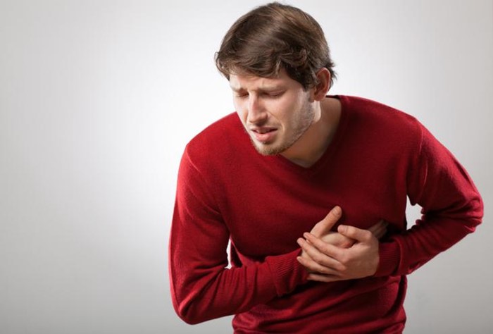 Как проявляется симптоматика инфаркта миокарда у женщин и что следует делать в первую очередь?