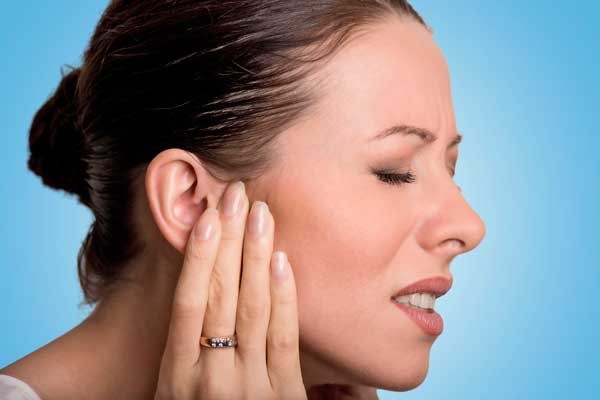 Что делать, если сильно болит ухо у взрослого, и возможные причины боли