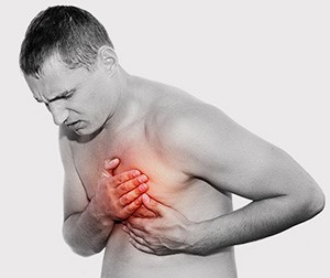 Почему возникают боли в центре грудной клетки?