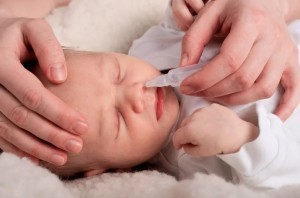 Как почистить носик новорожденному от козявок: правила проведения процедуры