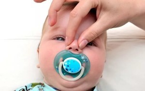 Как почистить носик новорожденному от козявок: правила проведения процедуры