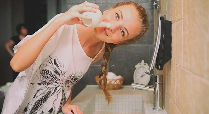 Как промывать нос соленой водой в домашних условиях?
