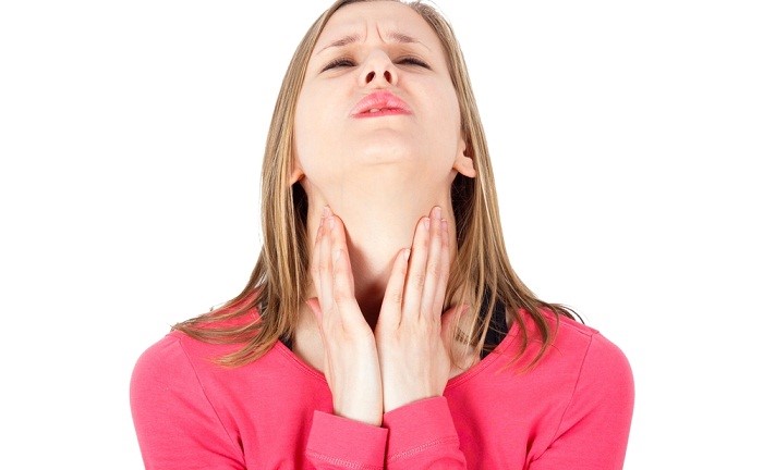 Боль в горле при глотании без температуры: причины, сопутствующие симптомы и возможные осложнения