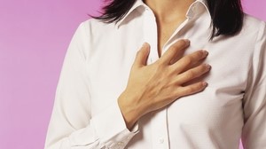 Что может вызывать ком в горле и боль в грудине?
