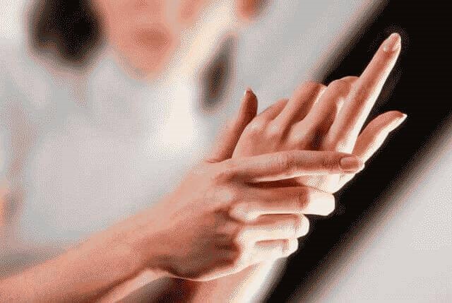 Болит кисть руки при сгибании: что делать, причины боли в правой и левой руке