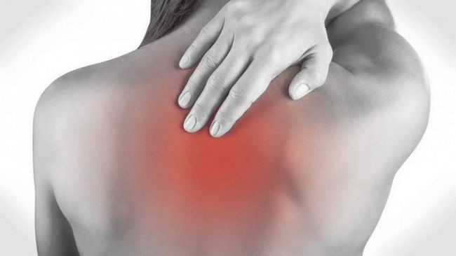 Почему возникает боль в грудине и в спине?