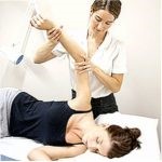 Причины, симптомы и лечение перелома шейки плеча