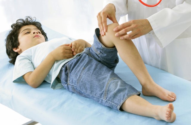 Полная характеристика ревматоидного артрита у детей: причины, симптомы, лечение