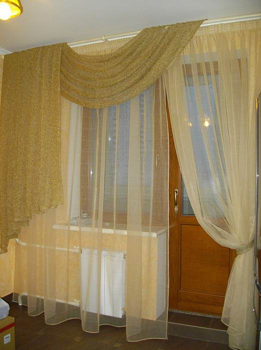 Варианты штор для гостиной с балконной дверью
