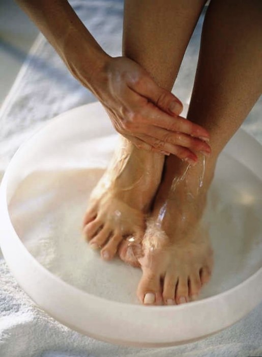 Мытье ног. Ножки в ванночке. Ванночка для ног.